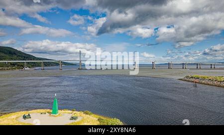 Inverness, Scozia, il Beauly Firth in estate, guardando verso il Kessock Road Bridge e il faro verde Marker Beacon su Carnac Point Foto Stock