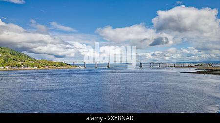 Inverness, Scozia, il Beauly Firth in estate, guardando verso il Kessock Road Bridge North Kessock e Carnac Point Foto Stock