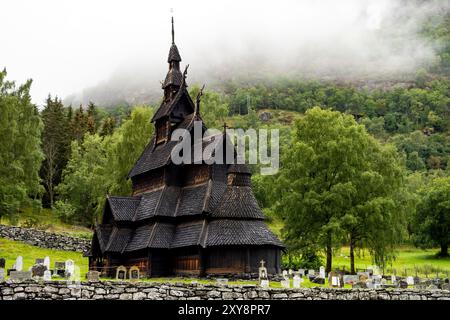 BORGUND, NORVEGIA - 13 AGOSTO 2016: Stave Church di Borgund (stavkyrkje) in Norvegia in un clima nebbioso e nuvoloso Foto Stock