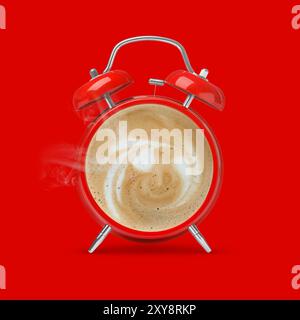 Sveglia luminosa con caffè anziché quadrante su sfondo rosso Foto Stock