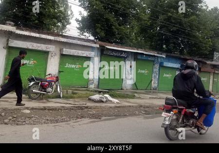 Vista delle attività commerciali viste chiudere a causa dello sciopero indetto dalla Business Community contro l'aumento delle imposte sulle vendite e sugli anticipi, bollette elettriche gonfiate e la politica fiscale fissa FBRs, tenutasi ad Abbottabad mercoledì 28 agosto 2024. In tutto il Pakistan, i commercianti stanno osservando uno sciopero nazionale per protestare contro il recente aumento delle bollette elettriche e l'imposizione di nuove tasse. Foto Stock