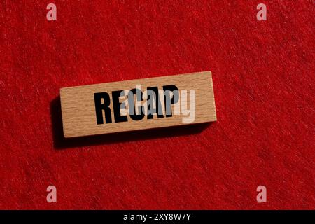 Ricapitolare la parola scritta su un blocco di legno con sfondo rosso. Simbolo della parola di riepilogo concettuale. Copia spazio. Foto Stock