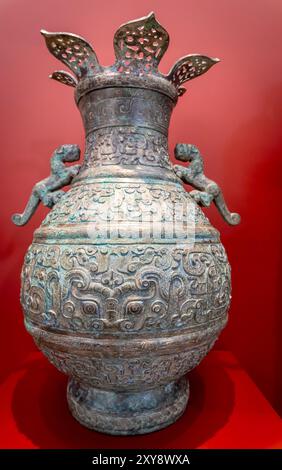 Parigi, Francia - 07 20 2024: Museo Cernuschi. HU Vase, bronzo, Cina Foto Stock