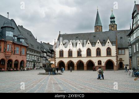 Marktplatz (piazza del mercato). Kaiserworth (15° centesimo) A sinistra, Rathaus (Municipio, XV secolo). Al centro, Marktkirche (Chiesa del mercato, XII - XV secolo. Foto Stock