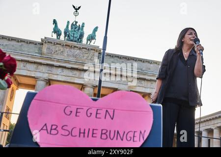 Berlino, Germania. 28 agosto 2024. L'attivista per i diritti umani Düzen Tekkal parla a una manifestazione commemorativa per le vittime a Solingen con il motto "lotta all'islamismo, difesa del diritto d'asilo” davanti alla porta di Brandeburgo. L'iniziativa "Herz statt Hetze” (cuore non agitazione) vuole commemorare le vittime dell'attentato di Solingen e prende in esame in modo critico la controversia in corso sul diritto di asilo. L'iniziativa è sostenuta da persone impegnate per la democrazia a LeaveNoOneBehind e Zusammen Gegen Rechts. Credito: Joerg Carstensen/dpa/Alamy Live News Foto Stock