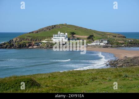 Guarda dall'altra parte di Burgh Island da Bigbury-on-Sea nel Devon Foto Stock