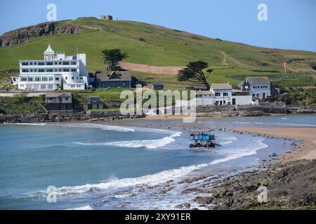 Guarda dall'altra parte di Burgh Island da Bigbury-on-Sea nel Devon Foto Stock