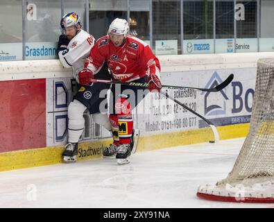 Kampf um den Puck / Zweikampf zwischen Maximilian Kastner (EHC Red Bull Muenchen, #93) und Tomas Zohorna (HC Dynamo Pardubice, #79). GER, EHC Red Bull Muenchen gegen HC Dynamo Pardubice, Eishockey, Testspiel, pre-season, 28.08.2024. Foto: Eibner-Pressefoto/Heike Feiner Foto Stock