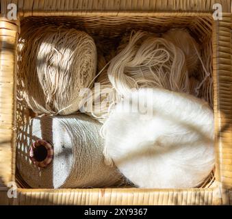 Contesto per la promozione di prodotti artigianali. . Sfondo decorativo di fibre rustiche in tonalità beige. Immagine vista dall'alto. Foto Stock