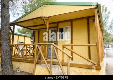 Case di legno in un campo estivo triangolare. vacanze estive in una casa ecologica, estate Foto Stock