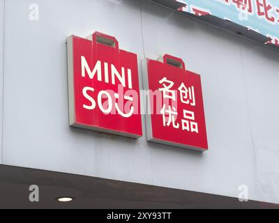 Nanning, Cina - 15 novembre 2023. Cartello del negozio Miniso. Miniso è un rivenditore cinese a basso costo e catena di negozi di varietà. Foto Stock