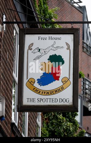 Il cartello del pub Spotted Dog, Digbeth, Birmingham, West Midlands, Inghilterra, REGNO UNITO Foto Stock