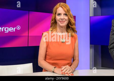 GER, Berlin, Studio, zu Gast bei - maischberger, Polittalk, TV, Format, mit Moderatorin - Sandra Maischberger, Das Erste, aus Adlershof - Am Studio 20, Kerstin Palzer Ð ARD-Hauptstadtkorrespondentin 28.2024, *** GER, Berlin, Studio, zu Gast bei maischberger, Polittalk, TV Ð 28 2024 Foto Stock