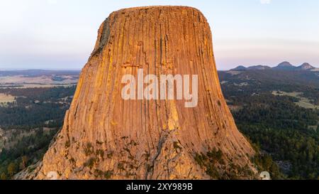 Fotografia aerea del Devils Tower National Monument, Wyoming, in una splendida mattinata d'estate. Foto Stock