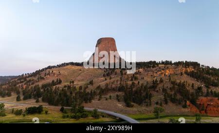 Fotografia aerea del Devils Tower National Monument, Wyoming, in una splendida mattinata d'estate. Foto Stock