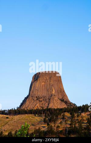 Fotografia del Devils Tower National Monument, Wyoming, in una splendida mattinata d'estate. Foto Stock