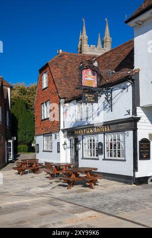 Regno Unito, Inghilterra, Kent, Tenterden, Tenterden High Street con il "Woolpack Hotel" (15th Century Coaching Inn) Foto Stock