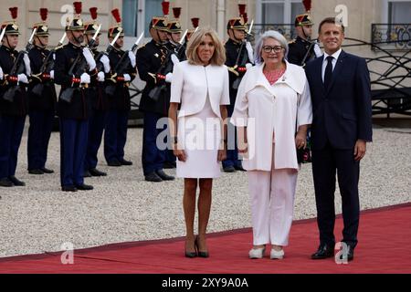 Parigi, Francia. 28 agosto 2024. Il presidente francese Emmanuel Macron e sua moglie Brigitte Macron danno il benvenuto al Governatore generale del Canada Mary Jeannie May Simon come parte dell'apertura dei Giochi Paralimpici di Parigi il 28 agosto 2024 al palazzo presidenziale Elysee di Parigi, in Francia. Crediti: Bernard Menigault/Alamy Live News Foto Stock