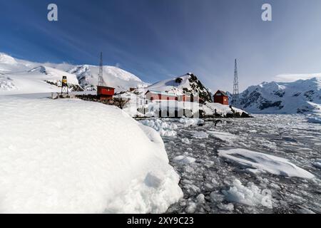 Vista della base argentina Almirante Brown, che prende il nome da Guillermo Brown della Marina argentina, Paradise Bay, Antartide. Foto Stock