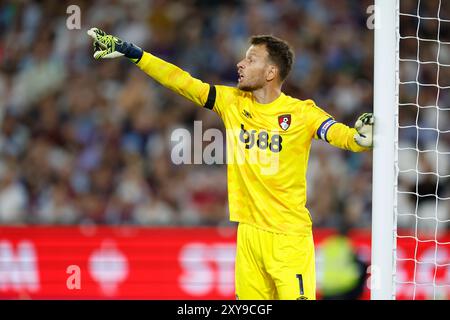 Il portiere del Bournemouth Neto durante la partita del secondo turno della Carabao Cup al London Stadium. Data foto: Mercoledì 28 agosto 2024. Foto Stock