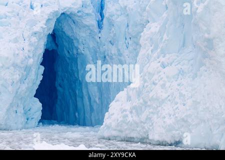 Vista della grotta del ghiacciaio delle maree che si trova nel profondo del porto di Neko sul lato occidentale della penisola antartica. Foto Stock