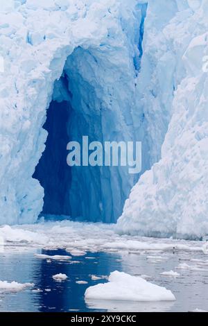 Vista della grotta del ghiacciaio delle maree che si trova nel profondo del porto di Neko sul lato occidentale della penisola antartica. Foto Stock