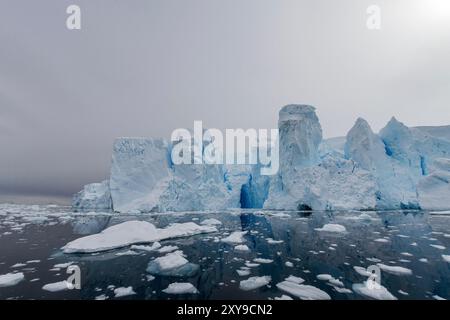 Vista della grotta del ghiacciaio delle maree che si trova nel profondo del porto di Neko sul lato occidentale della penisola antartica. Foto Stock