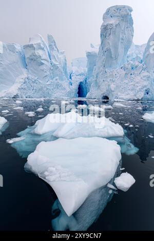 Vista della grotta del ghiacciaio delle maree che si trova nel profondo del porto di Neko sul lato occidentale della penisola antartica. Foto Stock