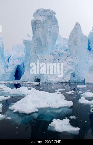 Vista della grotta del ghiacciaio delle maree che si trova nel profondo del porto di Neko sul lato occidentale della penisola antartica. Foto Stock