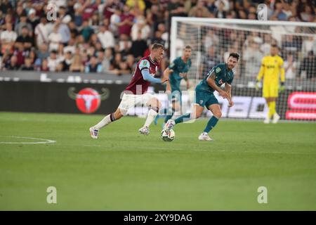 Londra, Regno Unito. 28 agosto 2024. Jarrod Bowen del West Ham United fa una pausa con la palla durante la partita della Carabao Cup West Ham United vs Bournemouth al London Stadium, Londra, Regno Unito, 28 agosto 2024 (foto di Izzy Poles/News Images) a Londra, Regno Unito il 28/8/2024. (Foto di Izzy Poles/News Images/Sipa USA) credito: SIPA USA/Alamy Live News Foto Stock