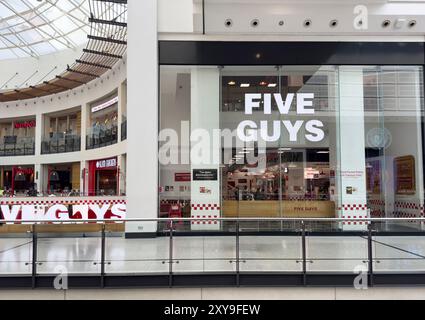 Salford, Manchester, regno unito, 17 agosto 2024 cinque ragazzi fast food Restaurant nel centro di arndale manchester Foto Stock