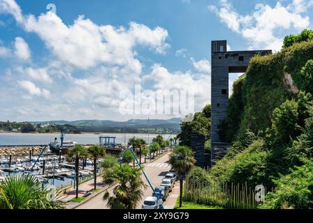 Villaggio costiero di Ribadeo sul mare e situato su una collina, con ascensore per salire fino alla cima della città, la Galizia. Foto Stock