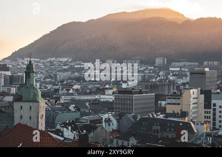 Vista di Bergen, Norvegia, al tramonto in una giornata limpida in inverno Foto Stock