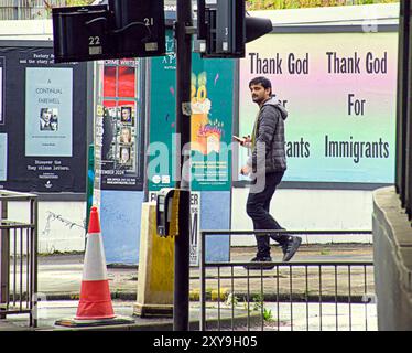 Glasgow, Scozia, Regno Unito. 29 agosto 2024. “Grazie a Dio per gli immigrati” manifesti sono apparsi sulla città sia a ovest che a est Gli stessi manifesti di design sono stati riportati anche a Bristol e Birmingham. Credit Gerard Ferry/Alamy Live News Foto Stock