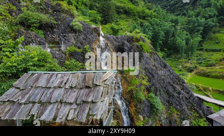 Terrazze di riso e il loro sistema di irrigazione sulle montagne di sa Pa, Vietnam, viste dall'alto Foto Stock