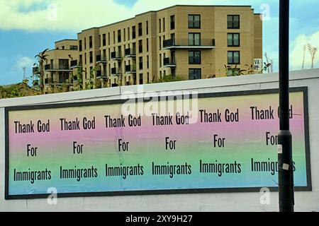 Glasgow, Scozia, Regno Unito. 29 agosto 2024. “Grazie a Dio per gli immigrati” manifesti sono apparsi sulla città sia a ovest che a est Gli stessi manifesti di design sono stati riportati anche a Bristol e Birmingham. Credit Gerard Ferry/Alamy Live News Foto Stock