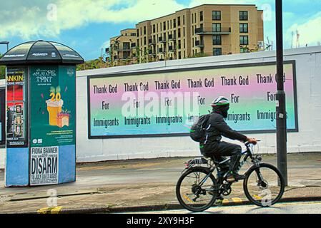 Glasgow, Scozia, Regno Unito. 29 agosto 2024. “Grazie a Dio per gli immigrati” manifesti sono apparsi sulla città sia a ovest che a est Gli stessi manifesti di design sono stati riportati anche a Bristol e Birmingham. Credit Gerard Ferry/Alamy Live News Foto Stock