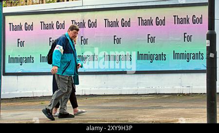 Glasgow, Scozia, Regno Unito. 29 agosto 2024. “Grazie a Dio per gli immigrati” manifesti sono apparsi sulla città sia a ovest che a est Gli stessi manifesti di design sono stati riportati anche a Bristol e Birmingham. Credit Gerard Ferry/Alamy Live News Foto Stock