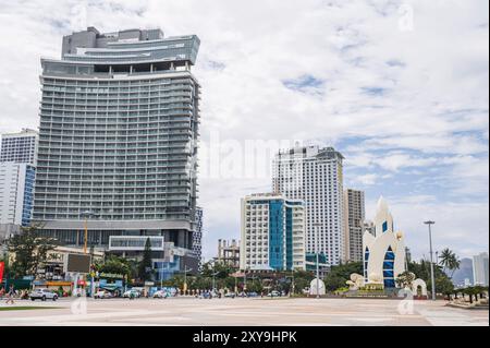 La piazza centrale della città di Nha Trang in Vietnam con la Thap tram Huong Lotus Tower sul lungomare in un giorno d'estate. Nha Trang, Vietnam - 22 luglio, Foto Stock