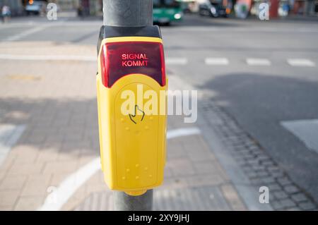 Un pulsante pedonale giallo in Austria Foto Stock