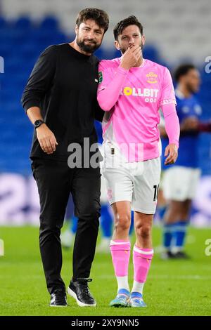 Il manager del Southampton Russell Martin (centro) e Adam Lallana (destra) del Southampton durante la partita del secondo turno della Carabao Cup al Cardiff City Stadium. Data foto: Mercoledì 28 agosto 2024. Foto Stock