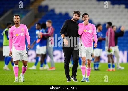 Il manager del Southampton Russell Martin (centro) e Adam Lallana (destra) del Southampton durante la partita del secondo turno della Carabao Cup al Cardiff City Stadium. Data foto: Mercoledì 28 agosto 2024. Foto Stock