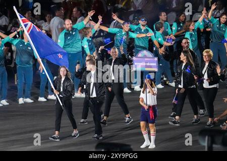 Parigi, Francia. 28 agosto 2024. PARIGI, FRANCIA - AGOSTO 28: Anna Grimaldi e Cameron Leslie, portabandiera del Team New Zealand, detengono la loro bandiera nazionale mentre sfilano durante la cerimonia di apertura dei Giochi Paralimpici di Parigi 2024 a Place de la Concorde il 28 agosto 2024 a Parigi, Francia. (Foto di Patrick Goosen/BSR Agency) credito: BSR Agency/Alamy Live News Foto Stock