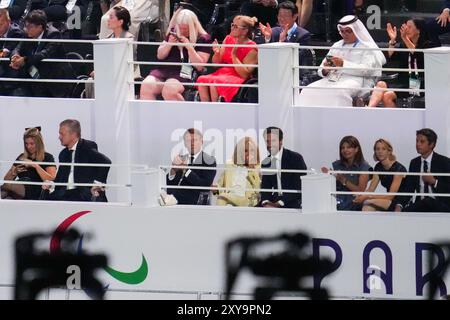 Parigi, Francia. 28 agosto 2024. PARIGI, FRANCIA - AGOSTO 28: Presidente del Comitato Paralimpico Internazionale (IPC) Andrew Parsons, Presidente francese Emmanuel Macron, sua moglie Brigitte Macron, Presidente francese del Comitato Organizzatore delle Olimpiadi e Paralimpiche di Parigi 2024 (COJO) Tony Estanguet e sindaco di Parigi Anne Hidalgo durante la cerimonia di apertura dei Giochi Paralimpici di Parigi 2024 a Place de la Concorde il 28 agosto 2024 a Parigi, Francia. (Foto di Patrick Goosen/BSR Agency) credito: BSR Agency/Alamy Live News Foto Stock