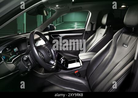 Vinnitsa, Ucraina - 3 febbraio 2024: Interni SUV elettrici di lusso MG Marvel R con touchscreen avanzato e design moderno Foto Stock