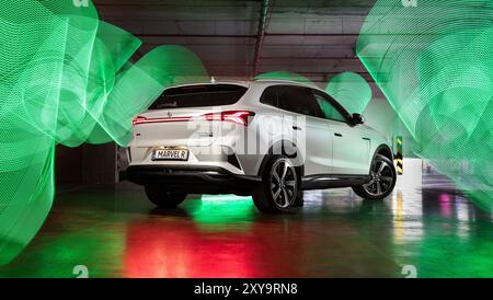 Vinnitsa, Ucraina - 3 febbraio 2024: SUV elettrico MG Marvel R con design elegante e tecnologia avanzata, foto editoriale Foto Stock