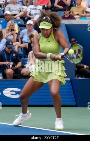 Naomi Osaka (JPN) gareggia nel primo turno degli US Open Tennis 2024. Foto Stock