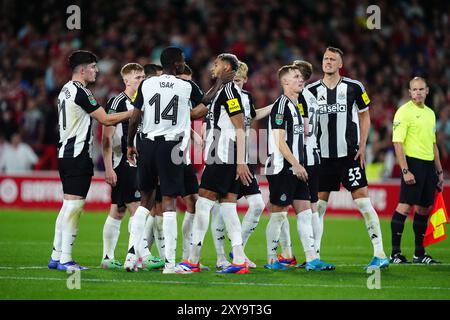 Il Joelinton (centro) del Newcastle United mostra una defezione dopo aver perso un rigore durante la partita del secondo turno della Carabao Cup al City Ground, Nottingham. Data foto: Mercoledì 28 agosto 2024. Foto Stock