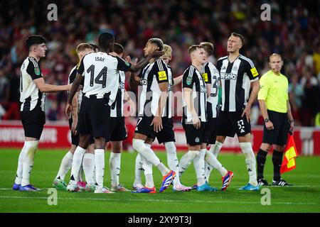 Il Joelinton (centro) del Newcastle United mostra una defezione dopo aver perso un rigore durante la partita del secondo turno della Carabao Cup al City Ground, Nottingham. Data foto: Mercoledì 28 agosto 2024. Foto Stock