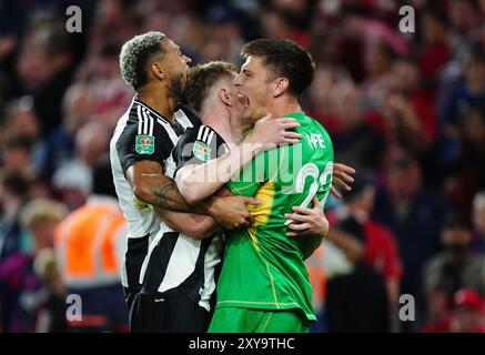 Sean Longstaff (centro) del Newcastle United celebra con i compagni di squadra Joelinton (a sinistra) e Nick Pope dopo la vittoria della loro squadra nel secondo turno della Carabao Cup al City Ground di Nottingham. Data foto: Mercoledì 28 agosto 2024. Foto Stock